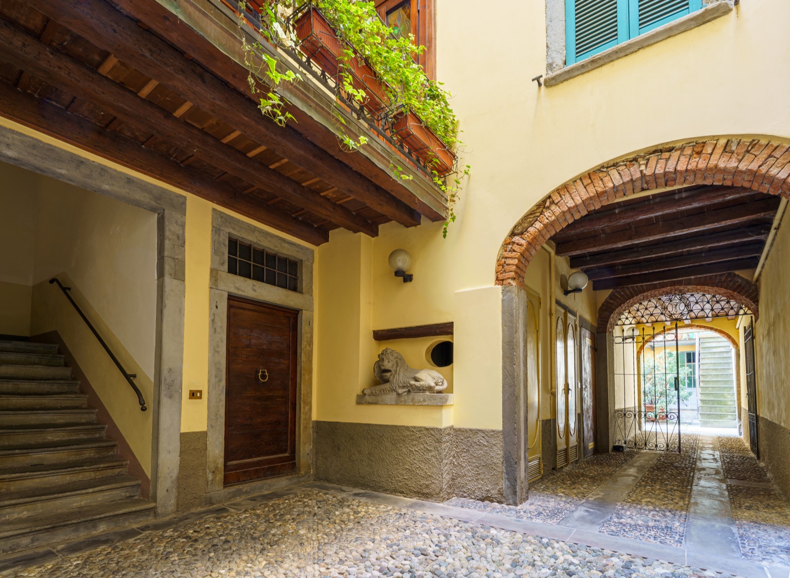The archway and the courtyard – Bergamo DiMora, Bergamo