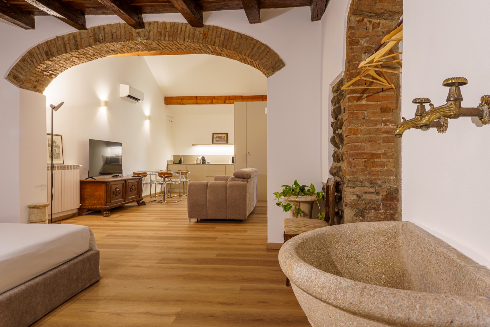 The stone basin and the arch towards the living room – Bergamo DiMora, Bergamo