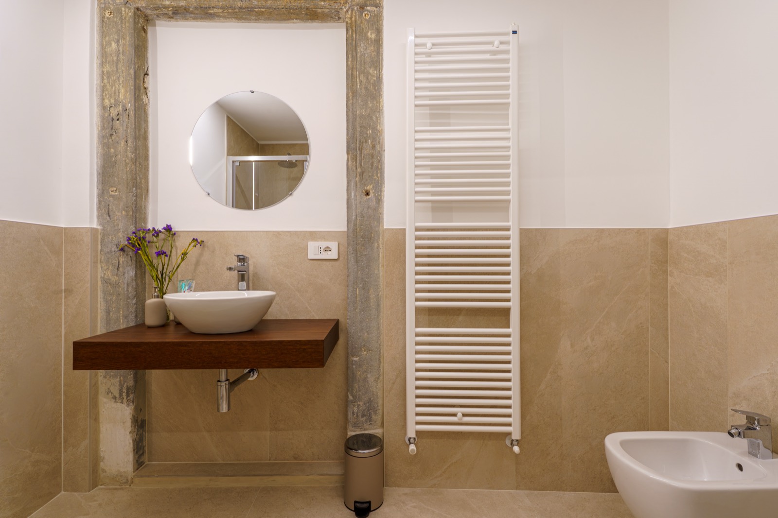 Bathroom with vessel basin and stone frame – Bergamo DiMora, Bergamo
