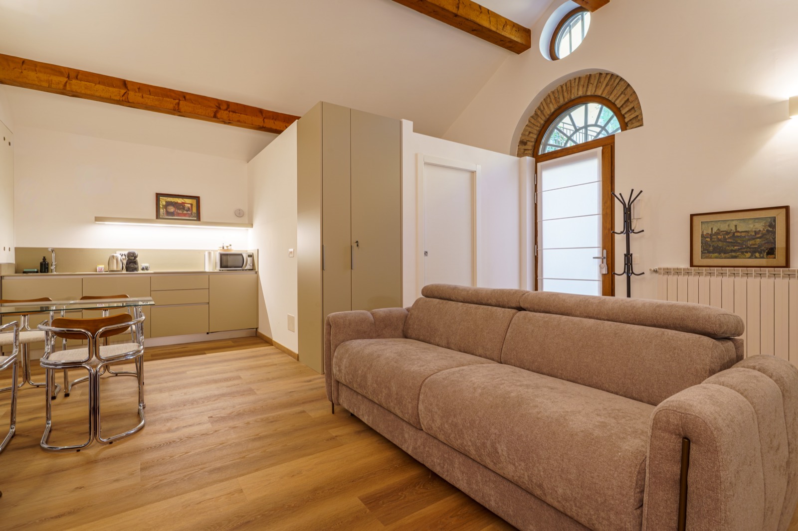 Kitchenette and arched window – Bergamo DiMora, Bergamo