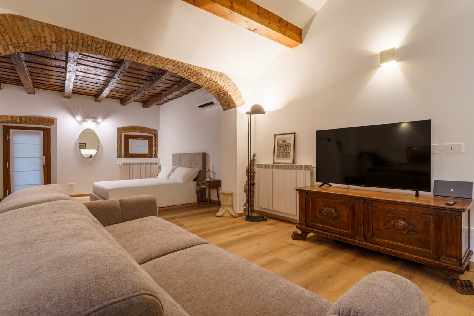 Sofa, smart TV and antique sideboard – Bergamo DiMora, Bergamo