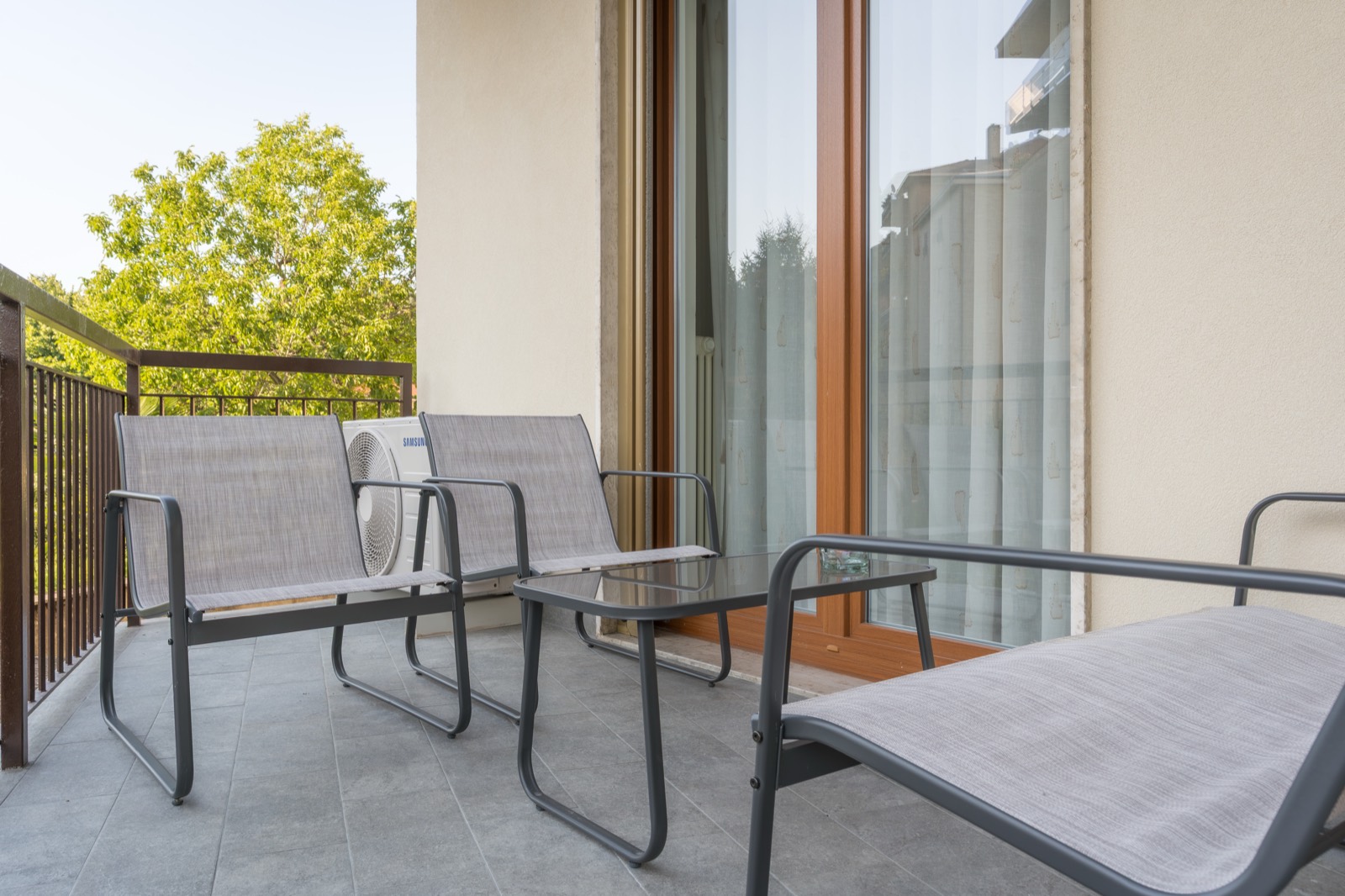 The private balcony, with table and chairs overlooking the trees – Bergamo Hideout, Bergamo