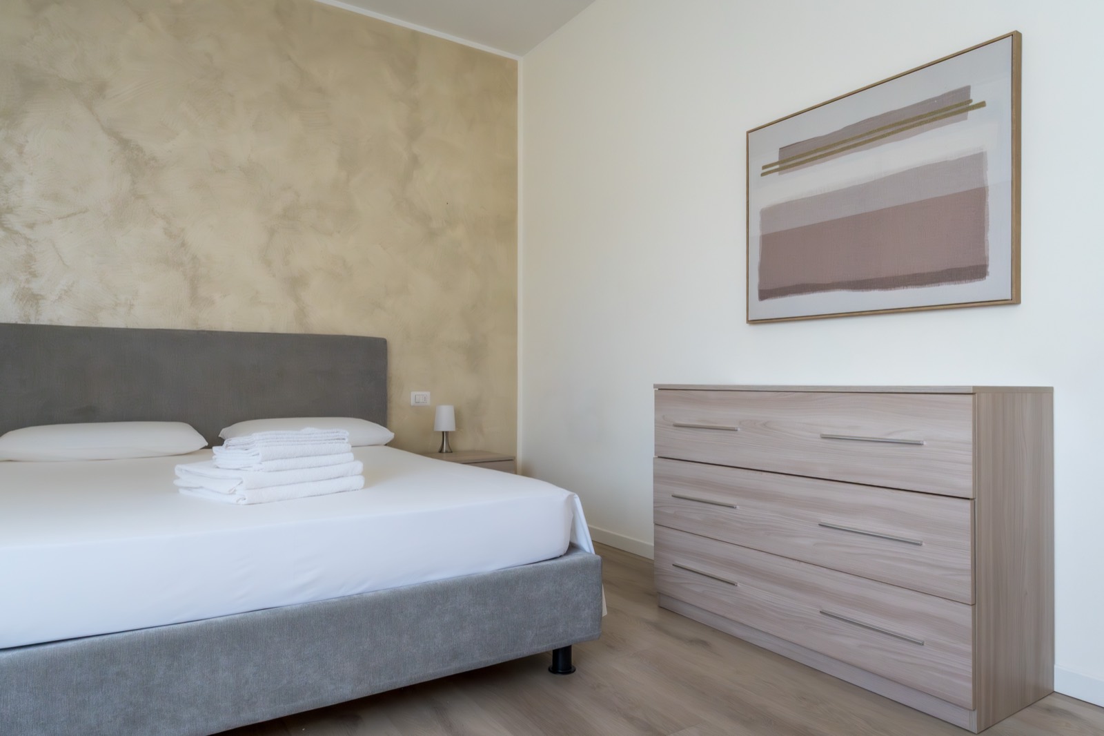 The first bedroom, with chest of drawers – Bergamo Hideout, Bergamo