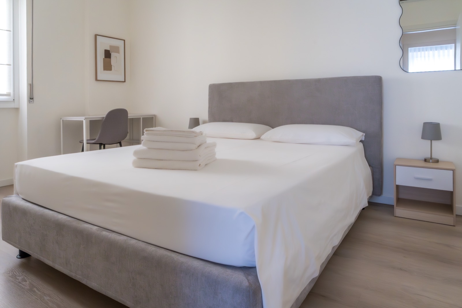 The second double bedroom, with desk – Bergamo Hideout, Bergamo