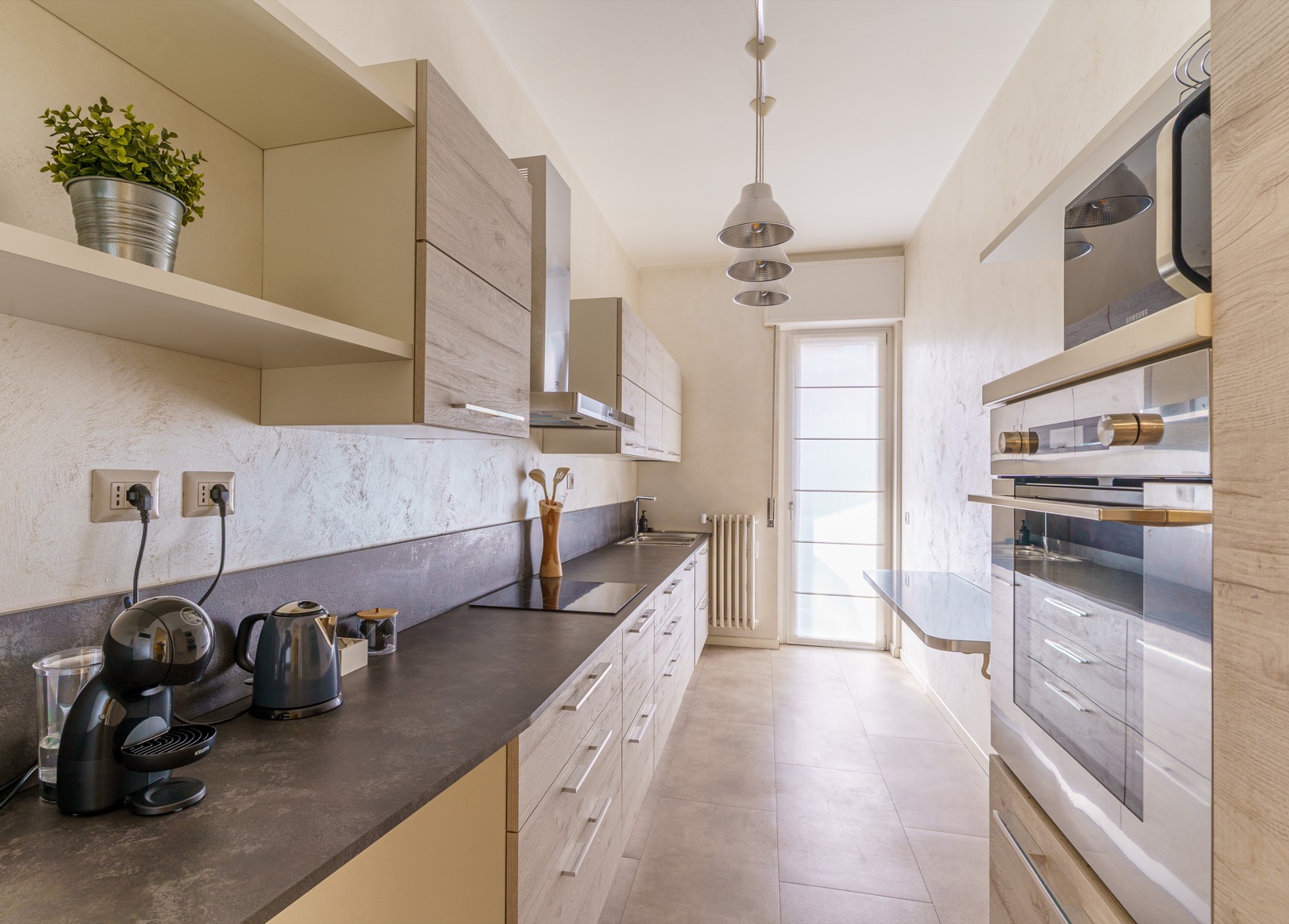 Fully equipped kitchen with induction hob, oven and microwave – Bergamo Hideout, Bergamo