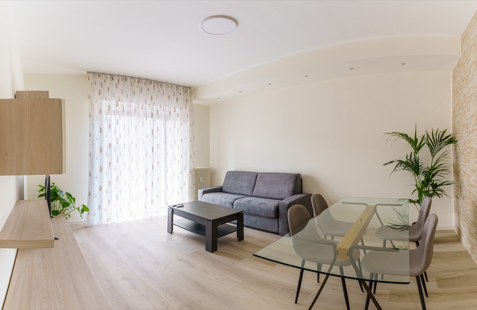 The living room with sofa bed and smart TV – Bergamo Hideout, Bergamo